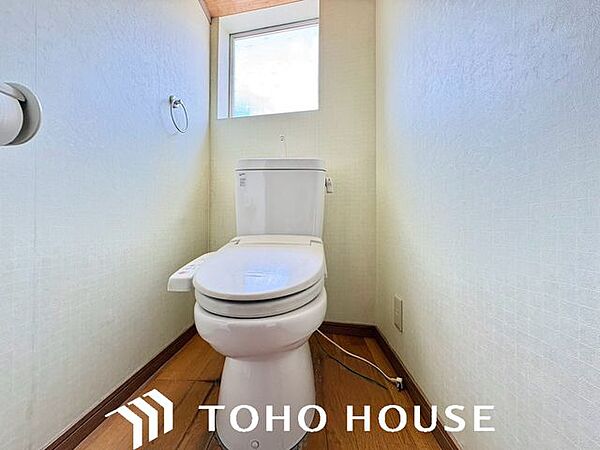 ウォシュレット機能付きのトイレは、収納が付いて実用性も兼ね備えた造り。