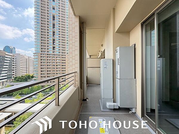 頬をなでる優しい風を感じることが出来るバルコニー。つい深呼吸をしたくなる気持ちの良い眺望はこのお部屋の自慢です。もちろんお洗濯物を干すスペースとしても十分な広さがあります。