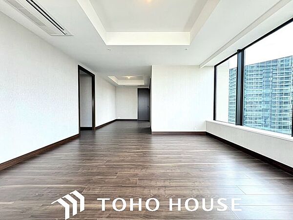 住まい探しは街探し。みんなが街探しのポイントにしているのは何？　第1位は過半数が支持した納得の 『交通の利便性』。続いて3割以上の人が『住環境』と『公園、緑地の充実』です。