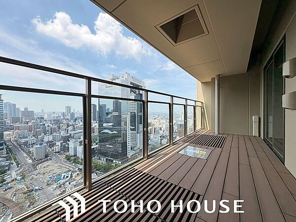 頬をなでる優しい風を感じることが出来るバルコニー。つい深呼吸をしたくなる気持ちの良い眺望はこのお部屋の自慢です。もちろんお洗濯物を干すスペースとしても十分な広さがあります。