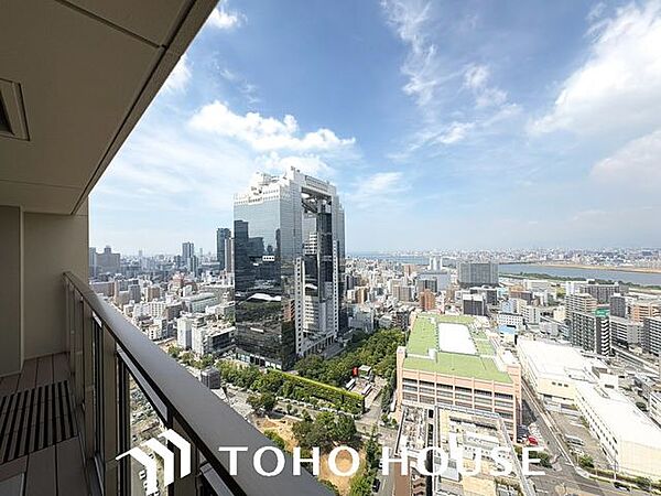 頬をなでる優しい風を感じることが出来るバルコニー。つい深呼吸をしたくなる気持ちの良い眺望はこのお部屋の自慢です。もちろんお洗濯物を干すスペースとしても十分な広さがあります。