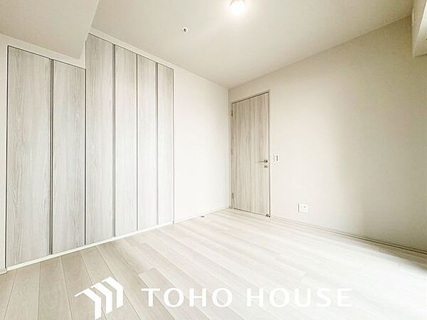 お子様の心と身体を見守る子供部屋として、思春期のプライバシーを重視したり、成長に合わせて机やベットを自由にレイアウトできるようにと、小さな自立心を育むお部屋作りを見越してご覧下さい。