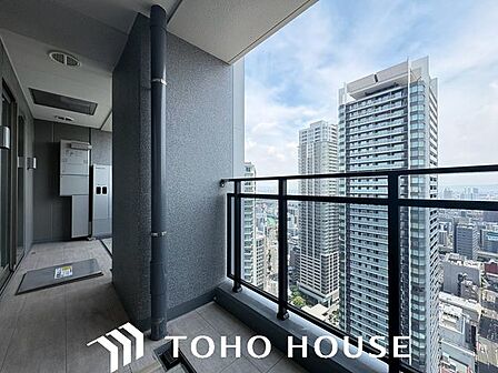 頬をなでる優しい風を感じることが出来るバルコニー。つい深呼吸をしたくなる気持ちの良い眺望はこのお部屋の自慢です。もちろんお洗濯物を干すスペースとしても十分な広さがあります。