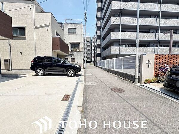 前面道路含む外観写真です。周辺は交通量が非常に少なく、小さなお子様がいるご家庭でも安心の静かな住宅街。周辺施設への移動も平坦で、徒歩や自転車での移動も快適なロケーションです。