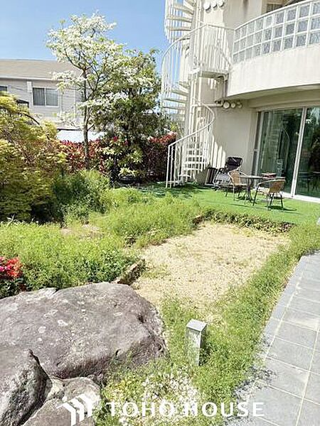 建物に対して高い耐震性・耐久力に基づく信頼こそが、まずは快適な住まいに欠かせない条件だと考えております。長年の経験と試行錯誤から生まれた様々な技術が、強固なすまいづくりを実現しております。