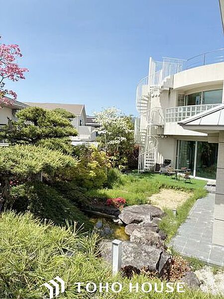 デザイン性・設備面の充実を図るだけでは、永い将来を守っていく邸宅とは言えません。制震・耐震構造で地震に強い家を目指し、次代へ時を繋ぐ強固な家になりました。
