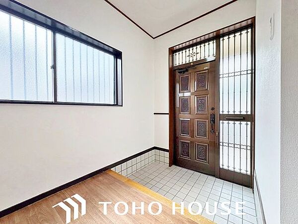 落ち着いた木目調やモダンなカラーの断熱ドア（またはスリットガラス付き仕様）を採用した、品格のある玄関。防犯性の高いダブルロック（または手動・電子錠対応）など、機能面にも配慮された設計です。