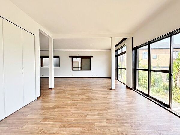 窓からの採光をしっかりと確保した明るい洋室。日中は自然光が室内に心地よく行き渡り、爽やかな空間を演出します。毎日の目覚めを心地よく迎えられるため、主寝室としての利用にもおすすめです。