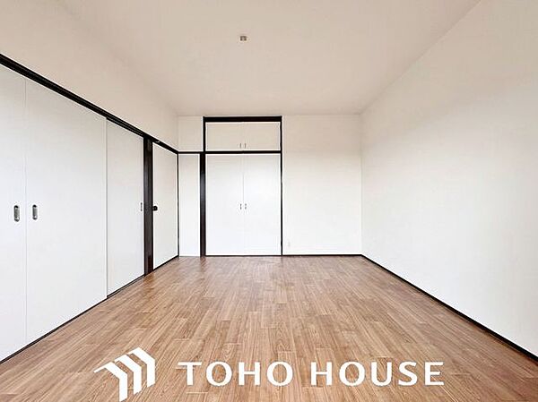 一日の疲れを癒やすのにふさわしい、落ち着いた雰囲気が魅力の洋室。十分な居住性を確保しており、ベッドを配置しても圧迫感を感じにくいため、ご家族がゆったりとリラックスして過ごせる設計です。