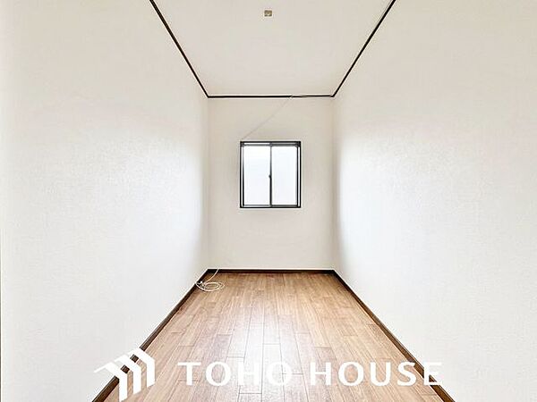 子ども部屋、書斎、あるいはゲストルームなど、ご家族のライフスタイル変化に合わせて多目的に使える洋室。無駄のないシンプルな形状だからこそ、用途を選ばずフレキシブルに活用可能です。