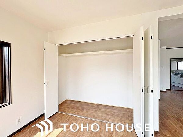 ハンガーパイプや上部棚が備え付けられており、洋服からバッグなどの小物まで整理整頓しやすい機能的な収納スペースです。たっぷりしまえる大容量設計で、居住空間に物が溢れずお部屋を広くスッキリ保てます。