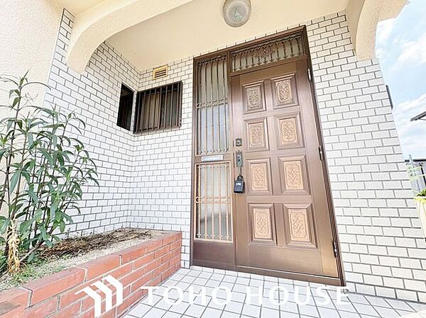 毎日の行き帰りで必ず通行する、住まいの顔となるエントランス空間。流行に左右されないオーソドックスでシンプルな設計となっており、居住者や訪れる人々を落ち着いた雰囲気でスムーズに迎え入れます。