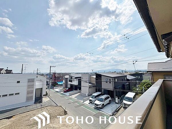 前面に極端な遮蔽物がなく、程よい開放感を確保した窓からの眺望。外からの視線が直接気になりにくい配置（または距離感）が保たれており、室内にいながら周囲の落ち着いた住環境を確認できる安心の景色です。