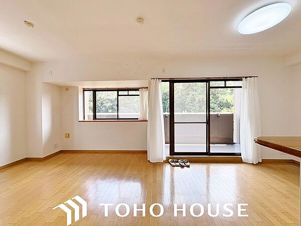 家の中で一番長く過ごす場所だからこそ、居住性と居心地の良さにこだわったリビング。コンパクトながらも窓からの景色や採光を取り入れることで、リラックスして過ごせる空間を確保しています。