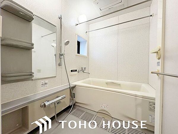 一日の疲れを穏やかに癒す、清潔感あふれるバスルーム。ゆったりと浸かれる浴槽や、水はけが良くお手入れのしやすい床材など、日々の使い勝手とメンテナンスのしやすさに配慮された快適な機能美空間です。