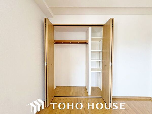 ハンガーパイプや枕棚が備え付けられた、実用的な衣類用クローゼット。丈の長いコートから季節物のケースまでスッキリと収まるため、居室内に余計な家具を置く必要がなく、お部屋を最大限広く使っていただけます。