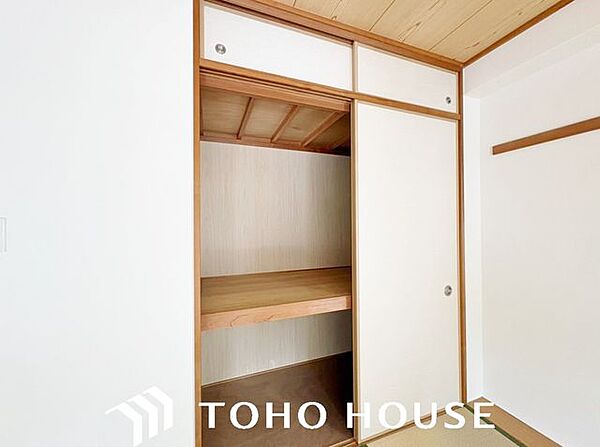 「あとちょっと収納があれば」、「ここにも収納が欲しいな」・・・誰もが一度は悩まれたご経験があるのではないでしょうか。住まう方に、より良い空間をと創造された邸宅は、住み心地の良い空間に仕上がっています。