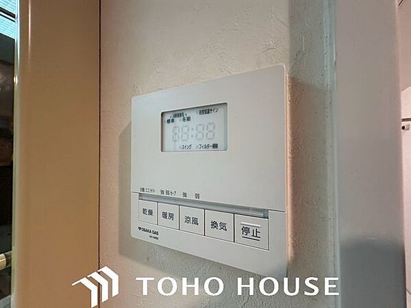 寒い日に予め浴室を暖めておく事によって、ヒートショックを防ぎます。夏の暑い日には涼風で浴室を快適に保ちます。洗濯物の乾燥機としてもお使いになって頂けますので、雨の日のお洗濯物も安心ですね。