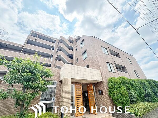 落ち着いた住環境に相応しい、気品ある佇まいの外観デザイン。前面道路の幅員（または周辺の開放感）にも恵まれており、圧迫感を感じさせない開放的でスッキリとした外観が魅力的な物件です。