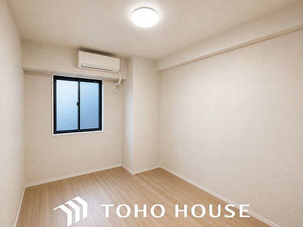 窓からの採光をしっかりと確保した明るい洋室。日中は自然光が室内に心地よく行き渡り、爽やかな空間を演出します。※現況写真にAIによる画像処理（家具等を消す）がされています。