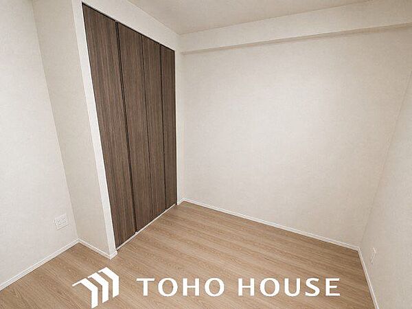 どんな色調の家具やカーテンとも調和しやすく、お好みのテイストに合わせた部屋づくりを自由に楽しめる、コーディネートのしやすい空間です。※現況写真にAIによる画像処理（家具等を消す）がされています。