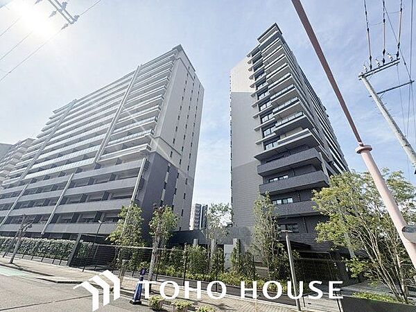 経年変化に強く、お手入れのしやすさに配慮された外壁材を採用。美しさを長く保ちやすい機能性と、デザイン性を両立させた外観となっており、住まうほどに愛着が湧くスタイリッシュな佇まいです。