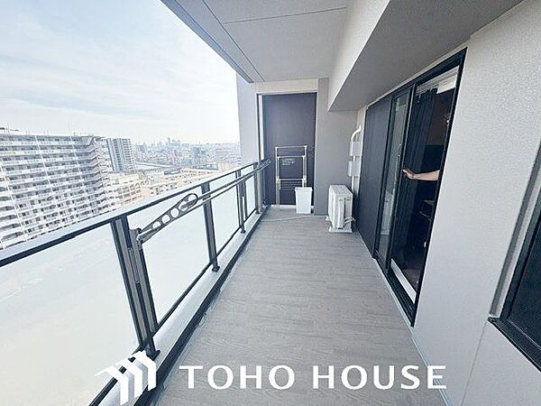 洗濯物や布団を干すのに十分なスペースを確保した、実用性の高いバルコニー。窓からスムーズに出入りできる動線設計になっており、毎日の家事を効率よくこなせるだけでなく、通風を確保する役割も果たします。