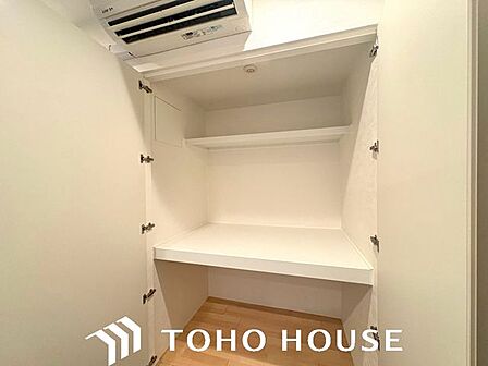 家族をあたたかく迎え入れてくれるエントランス。自分の家に帰ってきたときの安心感、お子様にとっての「実家」としての安心感・・・末永く時を刻む邸宅・・・フィーリングを確かめてみてください・・・♪