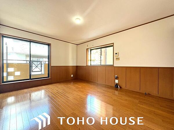 空気感という居心地の良いＢＧＭは、暮らしのステージを彩り、心からのやすらぎと満足感を与えてくれます。通風と採光を考慮したリビングは地域の鼓動を感じながらお寛ぎ頂くことが可能です。