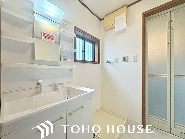 十分な大きさの洗面台は、身だしなみチェックや歯磨きなど、朝の慌ただしい時間でもホテルライクなスペースで余裕とゆとりを感じて頂けます。