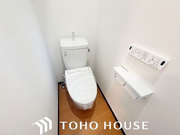 ホワイトを基調とした、清潔感あふれるシンプルなトイレ空間。限られたスペースながらも、お手入れのしやすい床材やクロスが採用されており、日々の掃除がスムーズに行える機能的な造りに仕上がっています。