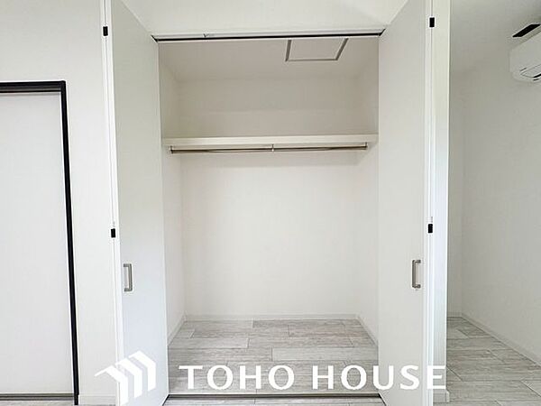 ハンガーパイプや枕棚が備え付けられた、実用的な衣類用クローゼット。丈の長いコートから季節物のケースまでスッキリと収まるため、居室内に余計な家具を置く必要がなく、お部屋を最大限広く使っていただけます。