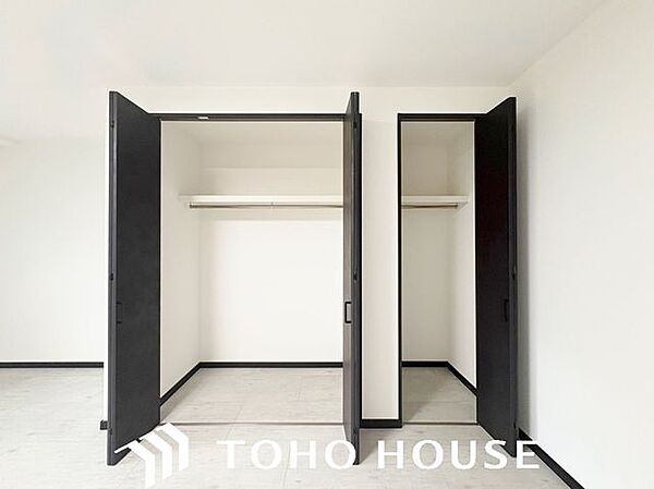 可動棚（または固定棚）が配備され、高さを調節しながら無駄なく荷物を詰め込める機能的な物入れ。散らかりがちな日用品のストックや掃除用具などを一箇所に集約できるため、住まい全体の美観をキープできます。