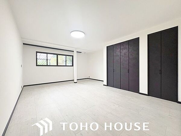 窓からの採光をしっかりと確保した明るい洋室。日中は自然光が室内に心地よく行き渡り、爽やかな空間を演出します。毎日の目覚めを心地よく迎えられるため、主寝室としての利用にもおすすめです。