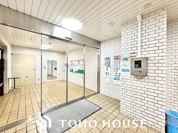 オートロック付き物件は、住民以外の人が入りにくい仕組みとなっています。空き巣などの被害に狙われにくいほか、新聞などの訪問営業や、商品の押し売りなどの営業を避けやすい環境といえます。