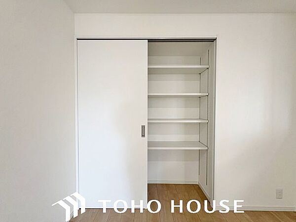 たくさんの洋服をかけてもシワになりにくいウォークインクローゼット。洋服以外にも、普段使わない家電やスーツケース、ストック品など何でも片付く嬉しい空間です。