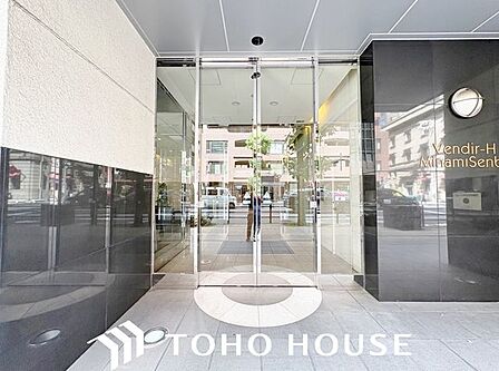 毎日の行き帰りで必ず通行する、住まいの顔となるエントランス空間。流行に左右されないオーソドックスでシンプルな設計となっており、居住者や訪れる人々を落ち着いた雰囲気でスムーズに迎え入れます。