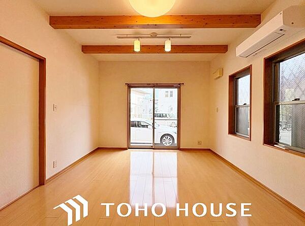 家の中で一番長く過ごす場所だからこそ、居住性と居心地の良さにこだわったリビング。コンパクトながらも窓からの景色や採光を取り入れることで、リラックスして過ごせる空間を確保しています。