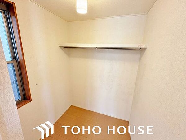 余分なものをまとめて収納してお部屋の中をすっきりできます。衣類をまとめてしまえるため管理がしやすく、スーツケースやゴルフバッグ、スキー用品といった大型用品や季節品まで収納が可能です。