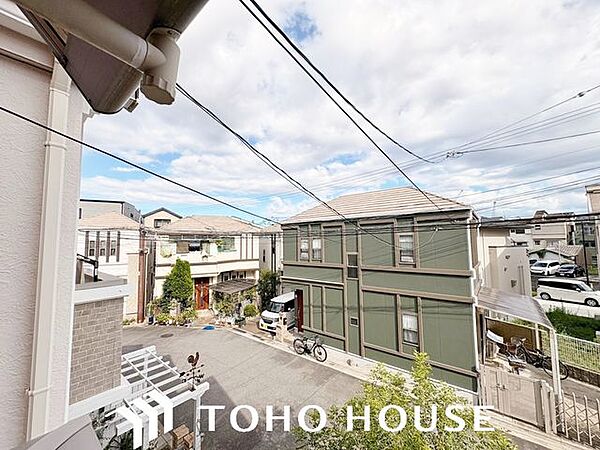 前面に極端な遮蔽物がなく、程よい開放感を確保した窓からの眺望。外からの視線が直接気になりにくい配置（または距離感）が保たれており、室内にいながら周囲の落ち着いた住環境を確認できる安心の景色です。