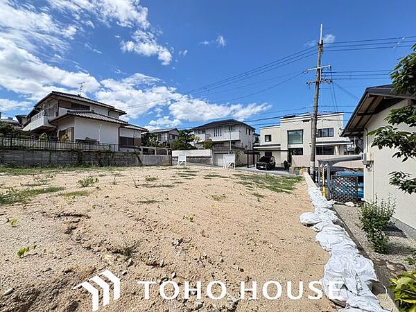 2、580万円！約37.5坪の敷地には、家事をサポートするユーティリティルームと車庫付き4LDKが建築可能です。建築条件なしの自由設計で、ライフスタイルに合わせたお家づくりが叶います。