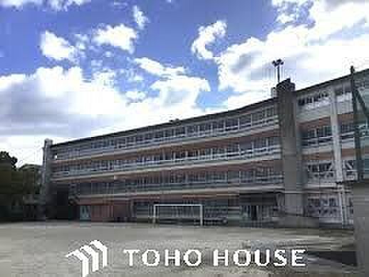 枚方市立第二中学校 徒歩11分。 860m