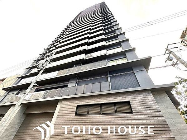 街に溶け合う美しい景観を生みだしているにも関わらず、採光や風通しを考えて設計された間取り。近隣との視線を考え、街全体で調整される窓位置。外観だけでなく、そこに住まうご家族の心地よさを最優先しました。