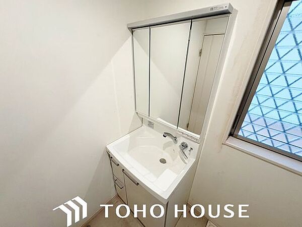 十分な大きさの洗面台は、身だしなみチェックや歯磨きなど、朝の慌ただしい時間でもホテルライクなスペースで余裕とゆとりを感じて頂けます。