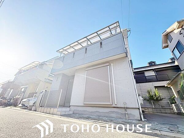 陽光を効率よく取り込めるよう、窓の配置や建物の形状に配慮された設計。外からの視線を適度に遮りながらも、室内に明るい光と心地よい風を届ける工夫が外観デザインからも見て取れます。