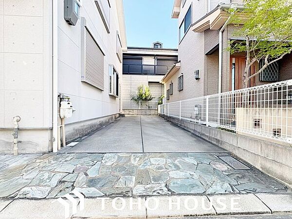 駐車スペースに余裕があれば、急にご家庭の自家用車が増えることになっても家の敷地内に停めることができます。お客様がよく訪れるご家庭なら、来客用の駐車場探しに困らなくなる点もうれしいポイントです。