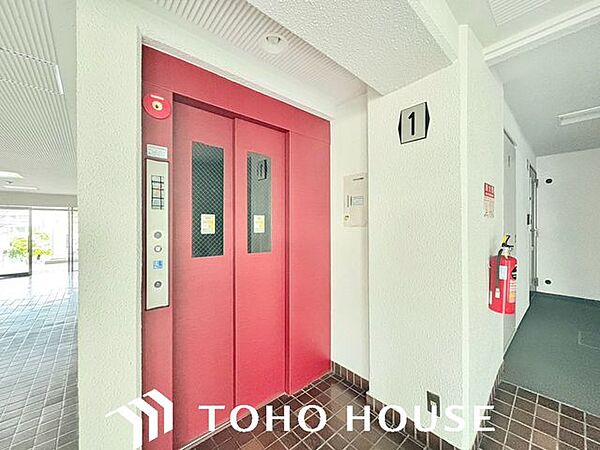 防犯モニター付きのエレベーターホールで防犯面も安心！綺麗に清掃されたメールコーナーなど、手入れの行き届いた清潔な共用部が管理体制の良さを物語っています。