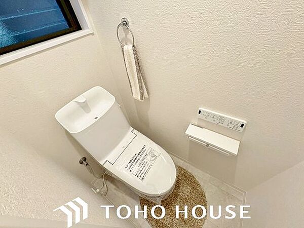 清潔感あるホワイト調のクロスと温もり溢れるモダンカラーの床材が見事に調和した本邸宅は、毎日の生活を少しでも快適に過ごして頂ける様に落ち着いた雰囲気作りから行っています。