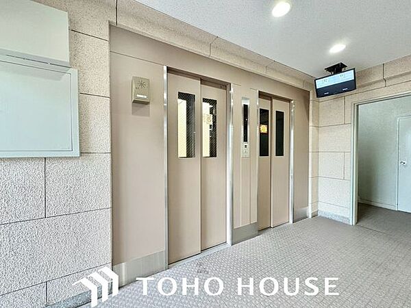 防犯モニター付きのエレベーターホールで防犯面も安心！綺麗に清掃されたメールコーナーなど、手入れの行き届いた清潔な共用部が管理体制の良さを物語っています。