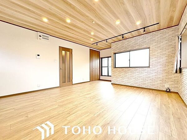 大きな窓のあるリビングは明るく解放感溢れる空間。居心地良くご家族皆が寛げる憩いの空間です。生活の中心となるLDKが広いので、家族とのコミュニケーションを促進する拘り設計となっています。